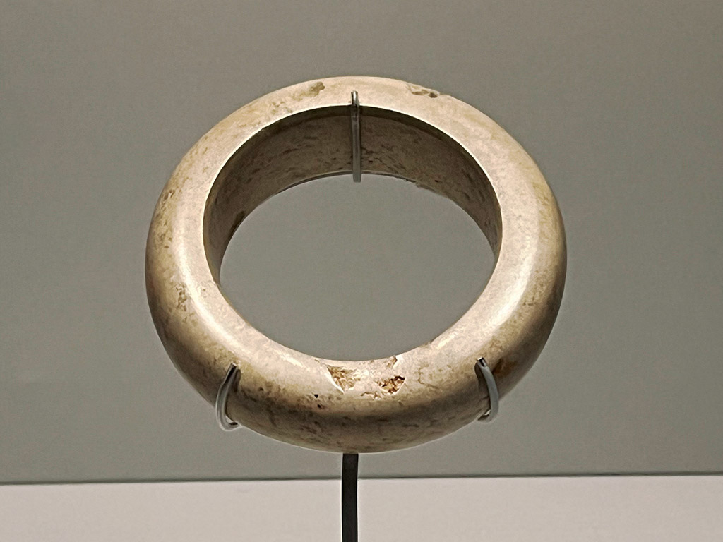 Bracelet, Jade
Liangzhu culture (5,300-4,300 BP)
Liangzhu Museum, Origins of Chinese Civilisation