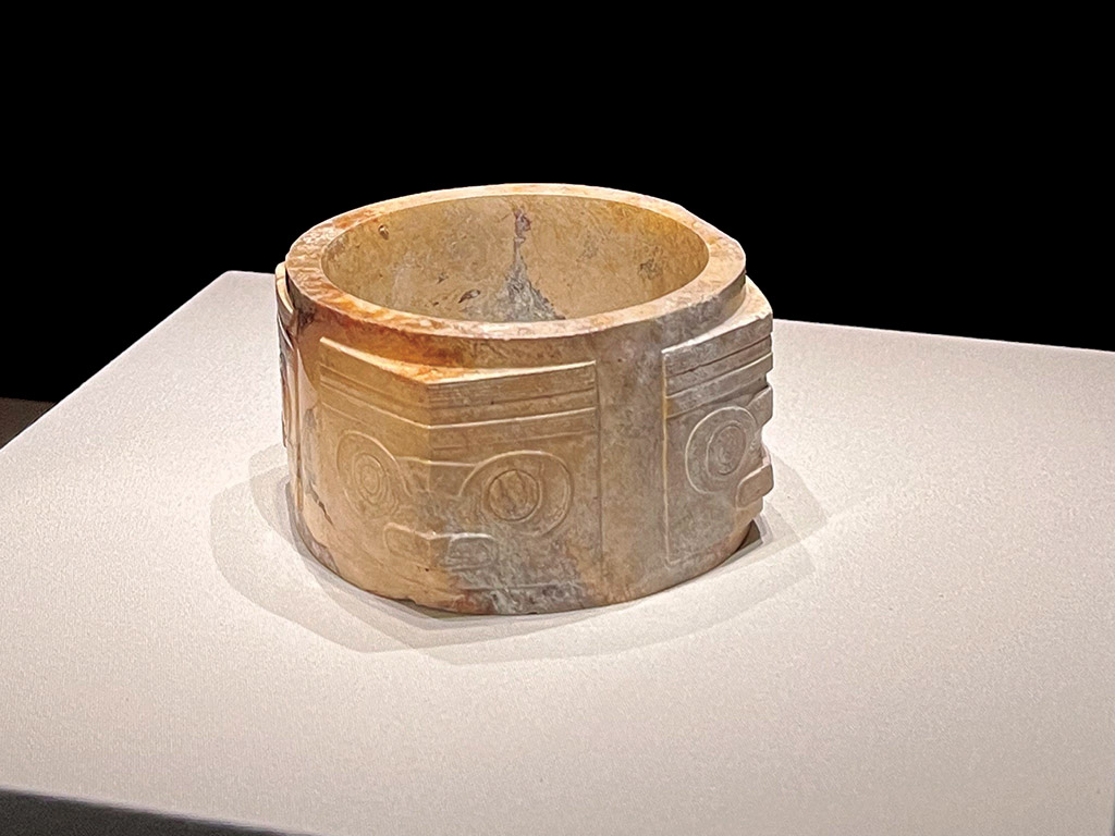 Cong-tube with imaginative animal, Jade
Liangzhu culture (5,300-4,300 BP)
Liangzhu Museum,  Origins of Chinese Civilisation