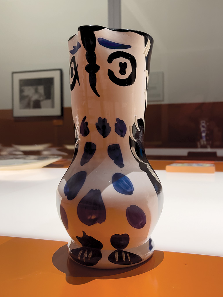 Wood-Owl, Ceramic, Turned base, White earthenware clay, decoration in engobes engraved by boring-rod under partial brushed glaze, grey patina, 210/250, Atelier Madoura, 1969, Picasso
