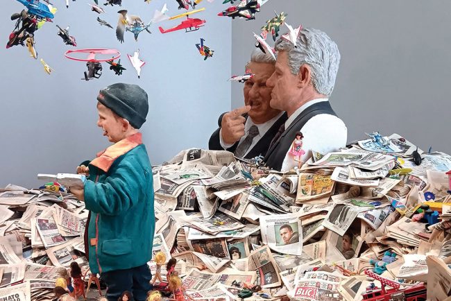 Strategie en chambre, Wang Du 1999, painted plaster, plastic and paper, Sigg Collection