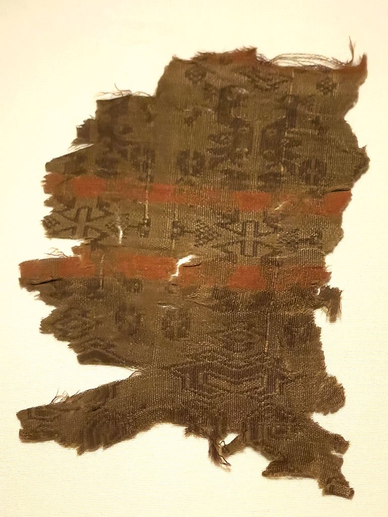 Piece with facing dragons and phoenixes, geometric decorations, Warring States period (4th century BCE), Warp-faced compound tabby, polychrome silk threads, Chris Hall