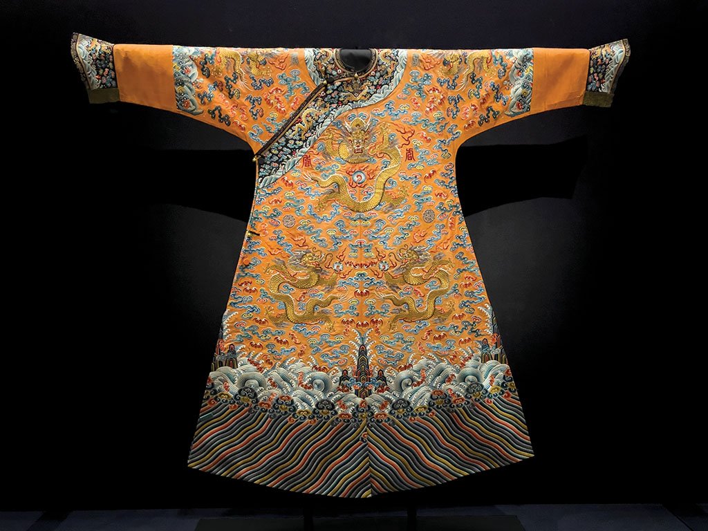 Surcoat with dragons and clouds in eight roundels Qing dynasty, Qianlong period (1736-1795) Embroidery. polychrome and metallic-wrapped silk threads on silk gauze, Chris Hall
