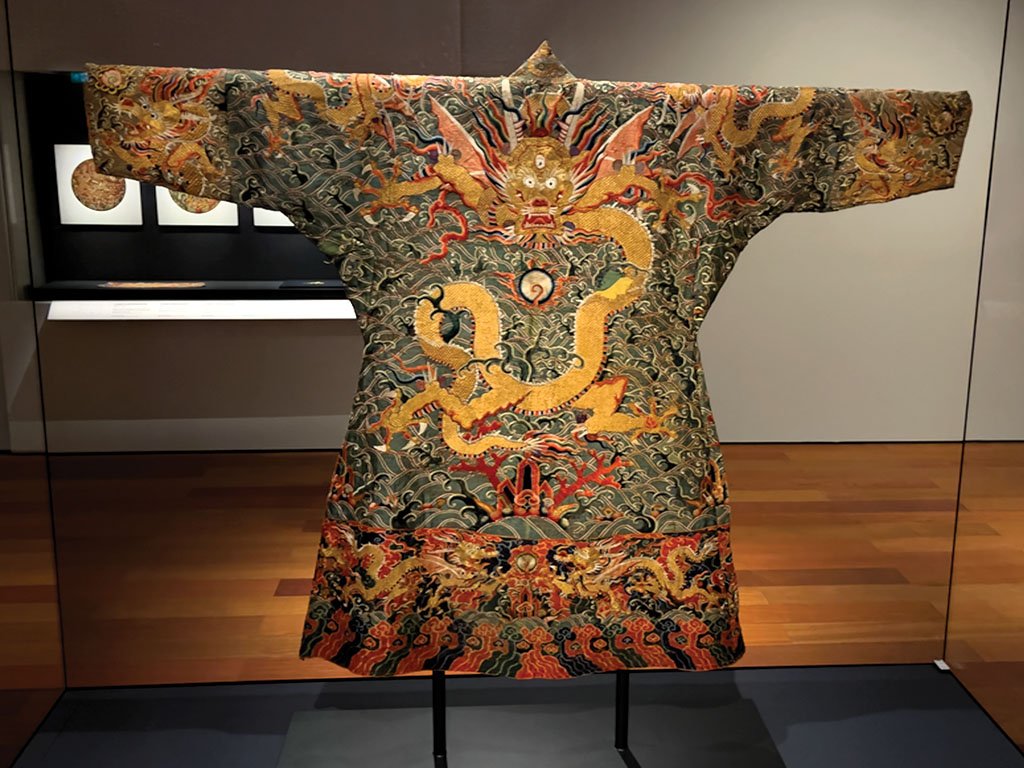 Robe with three-eyed winged dragons, Ming dynasty, Wanli period (1573-1620), Embroidery, polychrome and metallic-wrapped silk threads on silk gauze, Chris Hall