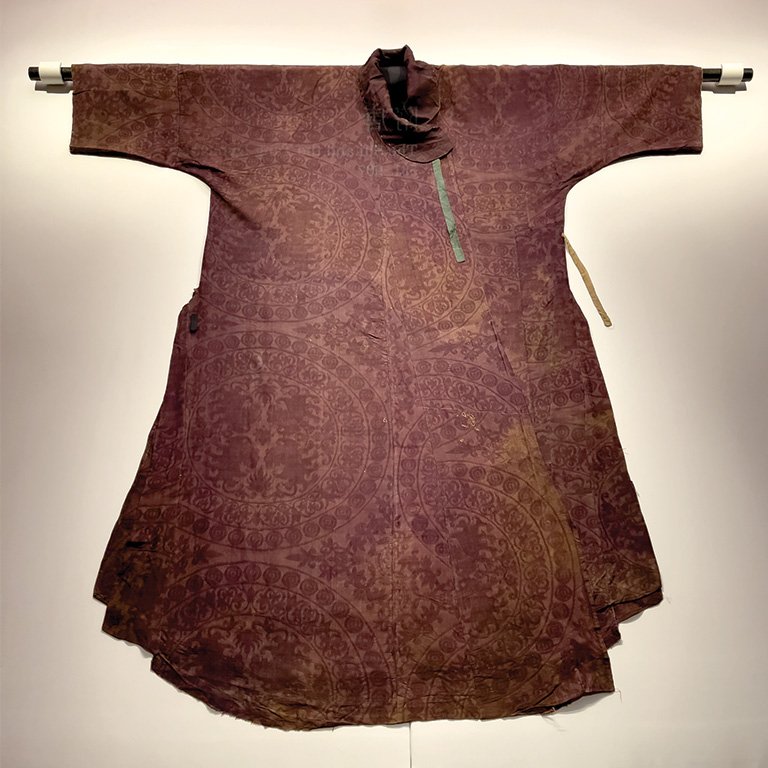 Robe with pairs of facing lions in pearl roundels, Tang dynasty (7th-8th century) Twill damask, silk threads, Chris Hall