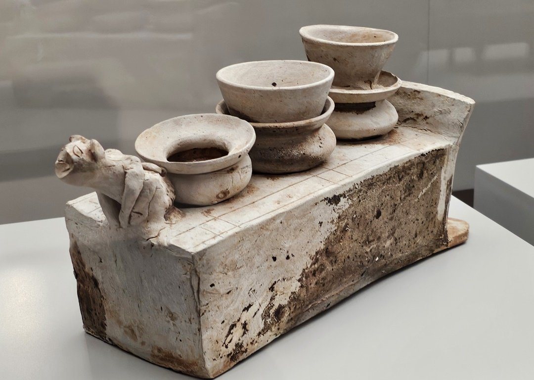 Rectangular grey pottery stove (with three cauldrons and two zeng rice cookers) Eastern Han dynasty (25 - 220), Collection of Guangzhou Municipal institute of Cultural Heritage and Archaeology, Han dynasty