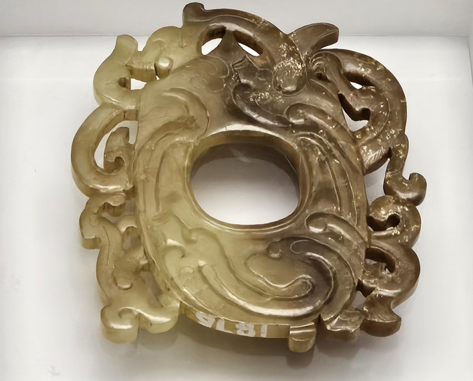 Jade slotted ring with chi dragon motifs Western Han dynasty (202 BCE - 8), Collection of Qingdao West Coast Museum, Han dynasty