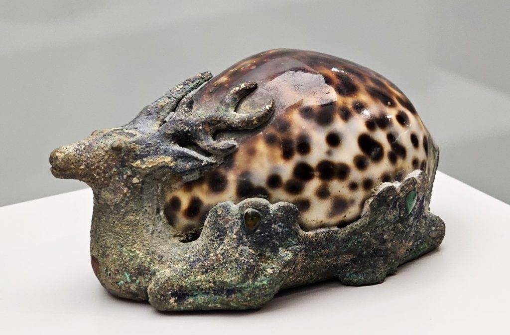 Deer-shaped gilt-bronze weight inlaid with shell Han dynasty (202 BCE - 220), Collection of Hanyangling Museum, Han dynasty