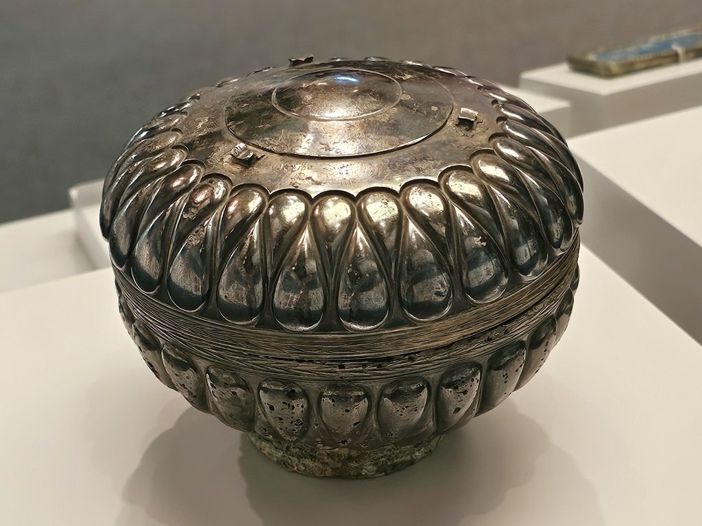 Silver box with garlic pattern Western Han dynasty (202 BCE - 8), Collection of Nanyue King Museum (Research Centre for the History of Xihan Nanyue Kingdom, Photo credit Antiquities and Monuments Office Development Bureau, Han dynasty