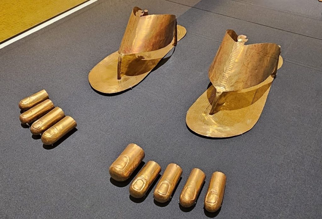 Sandals and toe stalls 
Egypt, New Kingdom period, 18th Dynasty, 
reign of Thutmose III, about 1479–1425 BCE, Gold, From Egypt, Upper Egypt, Thebes, Wadi 
Gabbanat el-Qurud, Wadi D, Tomb of the 
Three Foreign Wives of Thutmose III, Global Jewellery