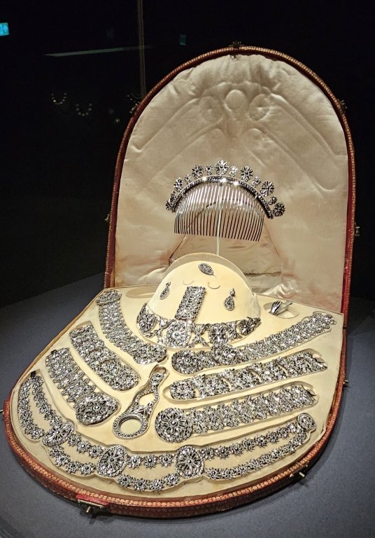 Fifteen-piece parure in leather case France, about 1810 Parure: cut steel Case: red Moroccan leather, gilt stamped, Gift of Albion Art Co. Ltd., 2020 The Metropolitan Museum of Art, New York, Global Jewellery