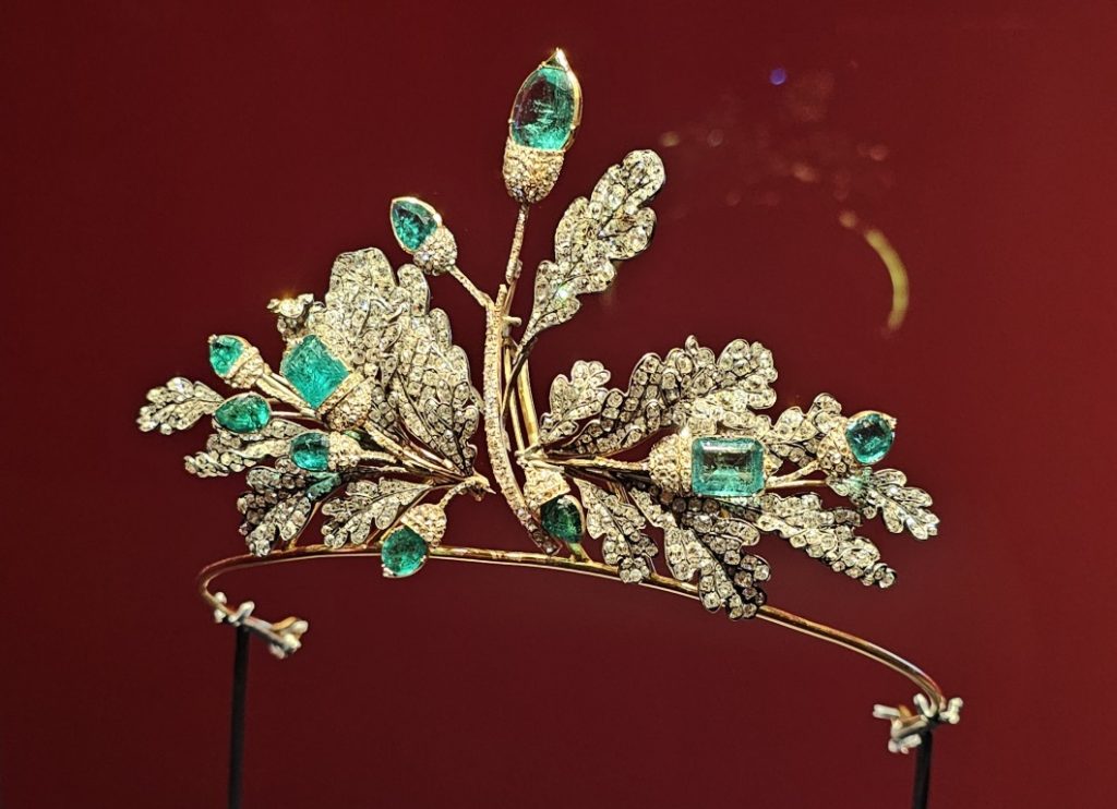 Tiara with oak leaves and acorns 
(transformable into three brooches) 
Circa 1840–1850 
Emeralds, diamonds, gold, silver 
The ILLUMINATA Collection, Global Jewellery