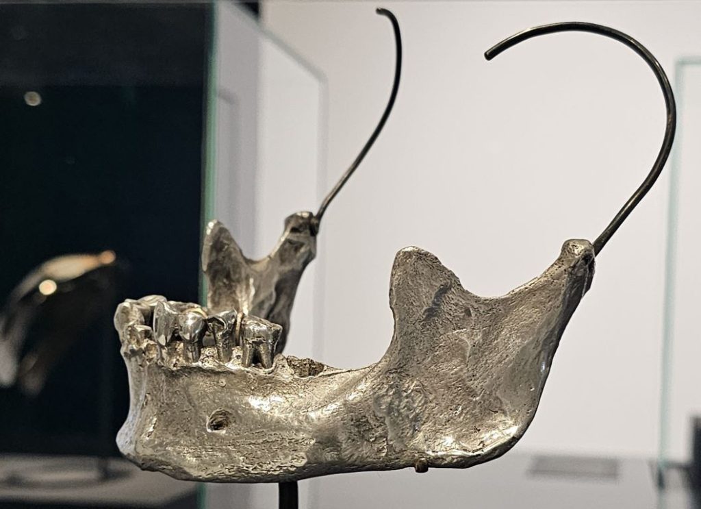 Jaw-Piece, 1998, Silver-plated aluminium Alexander McQueen, Global Jewellery