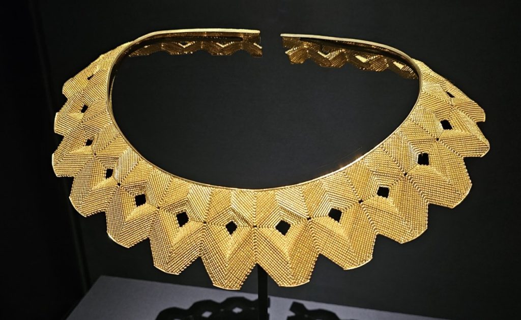 Choker #70, 1985, 18K and 22K gold, Mary Lee Hu, Gift of Donna Schneier, 2007, The Metropolitan Museum of Art, New York, Global Jewellery