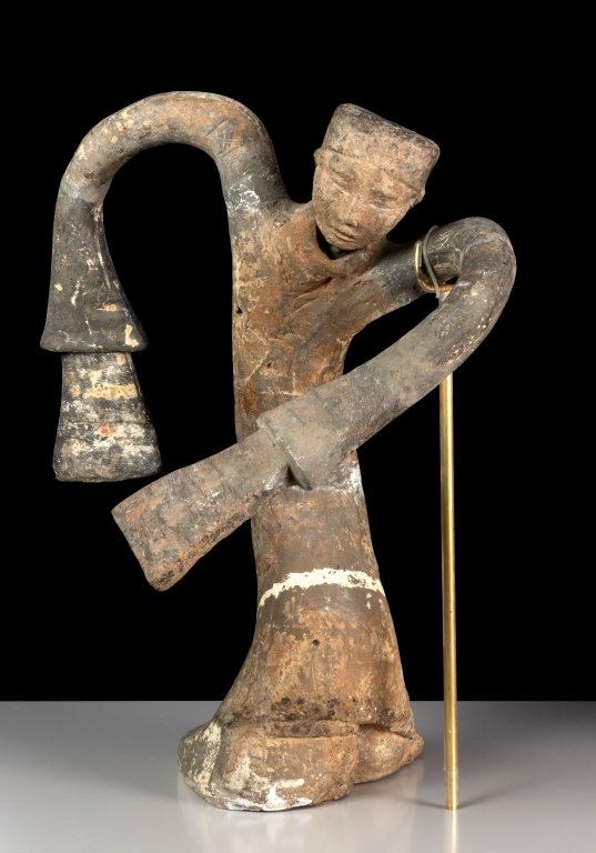 Pottery female dancing figurine in wrapped-collar costume Western Han dynasty (202 BCE – 8) Collection of Xuzhou Museum (Xuzhou Han Dynasty Stone Art Museum), Photo Antiquities and Monuments Office Development Bureau, Han dynasty