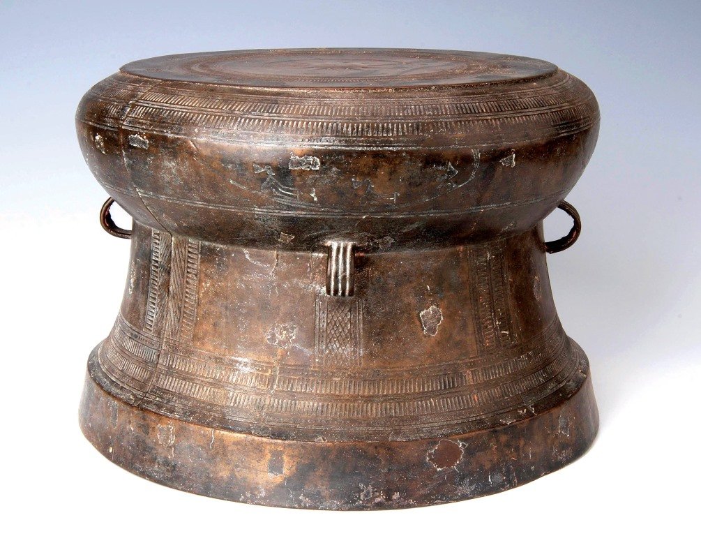 Bronze drum featuring yuren (feathered men) with boat and jie comb patterns Western Han dynasty (202 BCE - 8) Collection of The Museum of Guangxi Zhuang Autonomous Region, Photo credit Antiquities and Monuments Office Development Bureau, Han dynasty