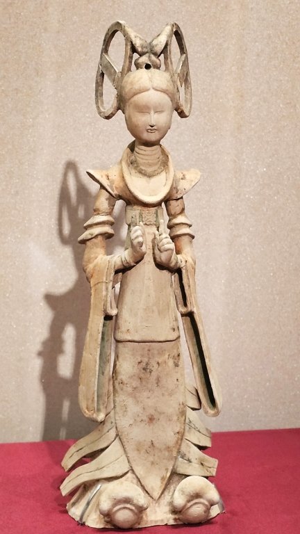 Painted female figurine of a dancer with a double-looped bun, Tang dynasty, Sui Tang dynasty