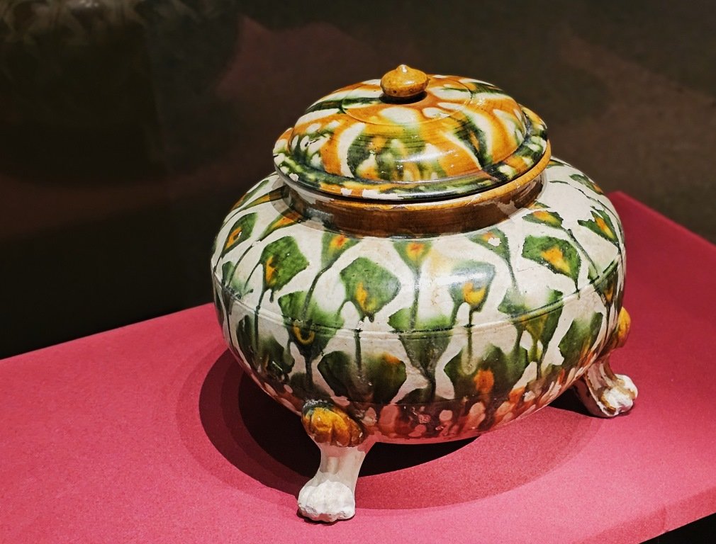 Sancai (tri-colour) glazed tripod jar, Tang dynasty, Sui Tang dynasty