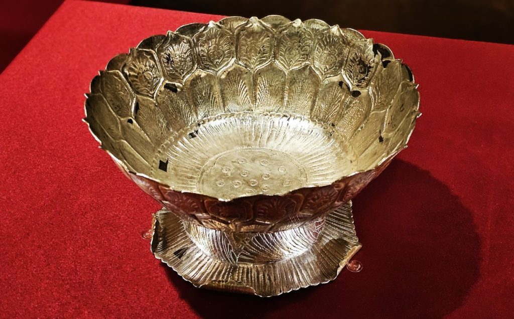 Gilt-silver bowl with an upturned lotus petal design and cylindrical foot, Tang dynasty, Sui Tang dynasty