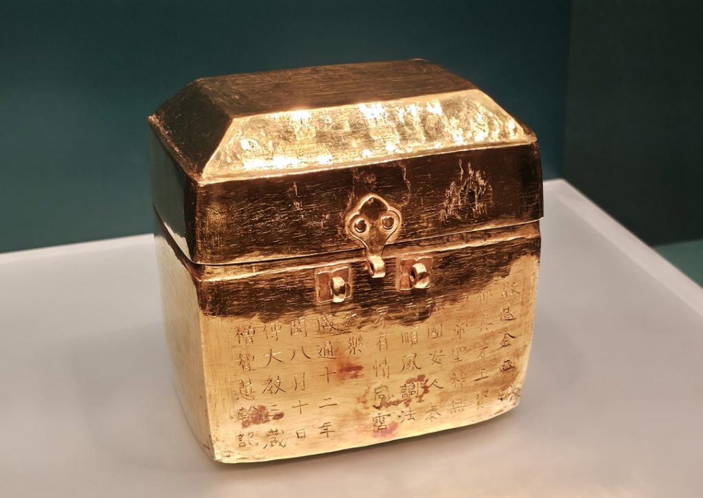 Pure gold reliquary casket with roof, curb-shaped lid, Tang dynasty, Sui Tang dynasty