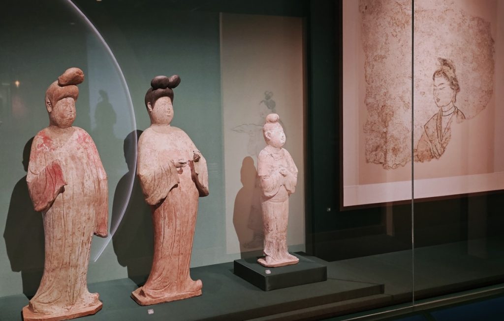 Tang pottery sculptures of court ladies, Sui Tang dynasty