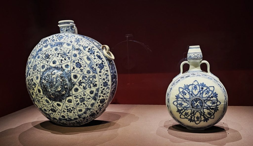Left: Canteen with floral scroll, Jingdezhen kilns, Ming dynasty, Yongle period (1403-1424), Porcelain with underglaze cobalt blue, The Palace Museum, Right: Flask with medallion, Jingdezhen kilns, Ming dynasty, Xuande period (1426-1435), Porcelain with underglaze cobalt blue, The Palace Museum, Forbidden City and the World