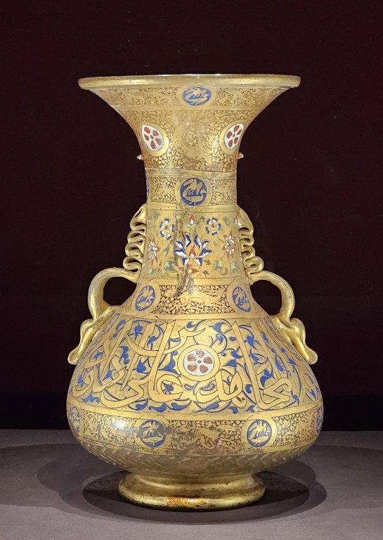 Mosque lamp with a verse from the Qur’an, Egyptian Mamluk dynasty (1250-1517), Glass with polychrome enamels and gilding, The Palace Museum, Forbidden City and the World