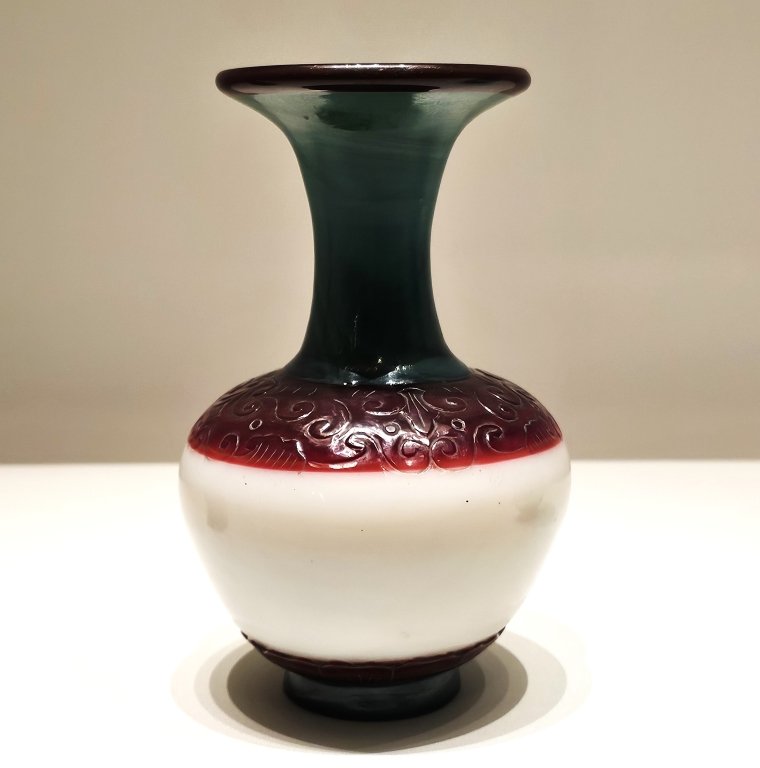 Vase with flared neck, Qing dynasty, Qianlong mark and period (1736-1795), Overlaid glass, Hong Kong Palace Museum, Forbidden City and the World