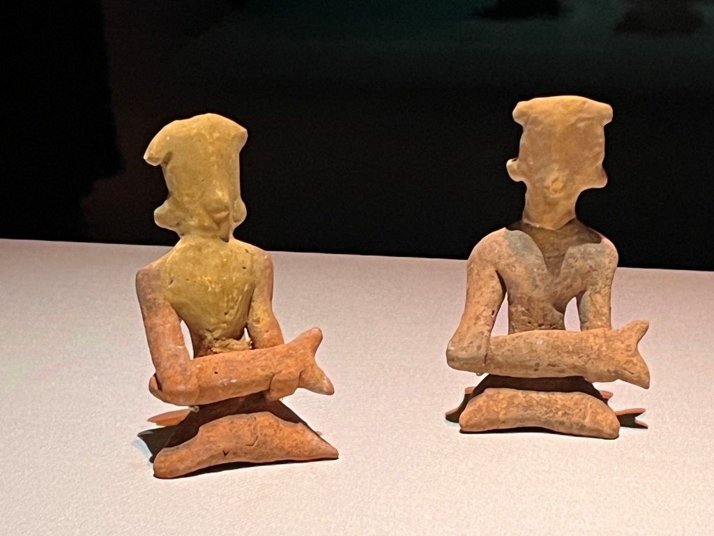 Human figure holding fish, Earthenware Shijiahe culture (5,300-3,800 BP), Jingzhou Museum, Origins of Chinese Civilisation