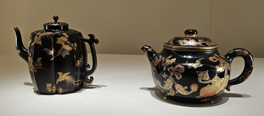 Left: Lobed pot with flowers and birds, Japan, Edo period (1603-1868), Black lacquer and gold, The Palace Museum  Right: Ewer with auspicious symbols, Qing dynasty, Qianlong period (1736-1795), Purple clay with black lacquer and gilding, The Palace Museum, Forbidden City and the World